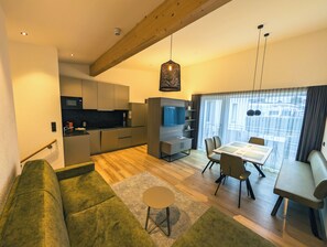 Apartemen Comfort, balkon, pemandangan gunung | Area keluarga | TV