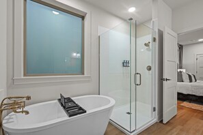 Shower, hair dryer, towels, soap - Hot Tub, Fire pit, Games, Crystals, Hiking & More-Lake Ouachita's Luxury Retreat (Mt Ida)