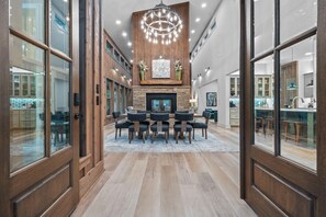 Dining - Hot Tub, Fire pit, Games, Crystals, Hiking & More-Lake Ouachita's Luxury Retreat (Mt Ida)