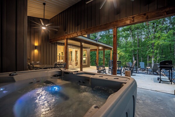 Outdoor dining - Hot Tub, Fire pit, Games, Crystals, Hiking & More-Lake Ouachita's Luxury Retreat (Mt Ida)