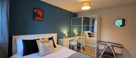 4 Schlafzimmer, BĂŒgeleisen/BĂŒgelbrett, WLAN, BettwĂ€sche