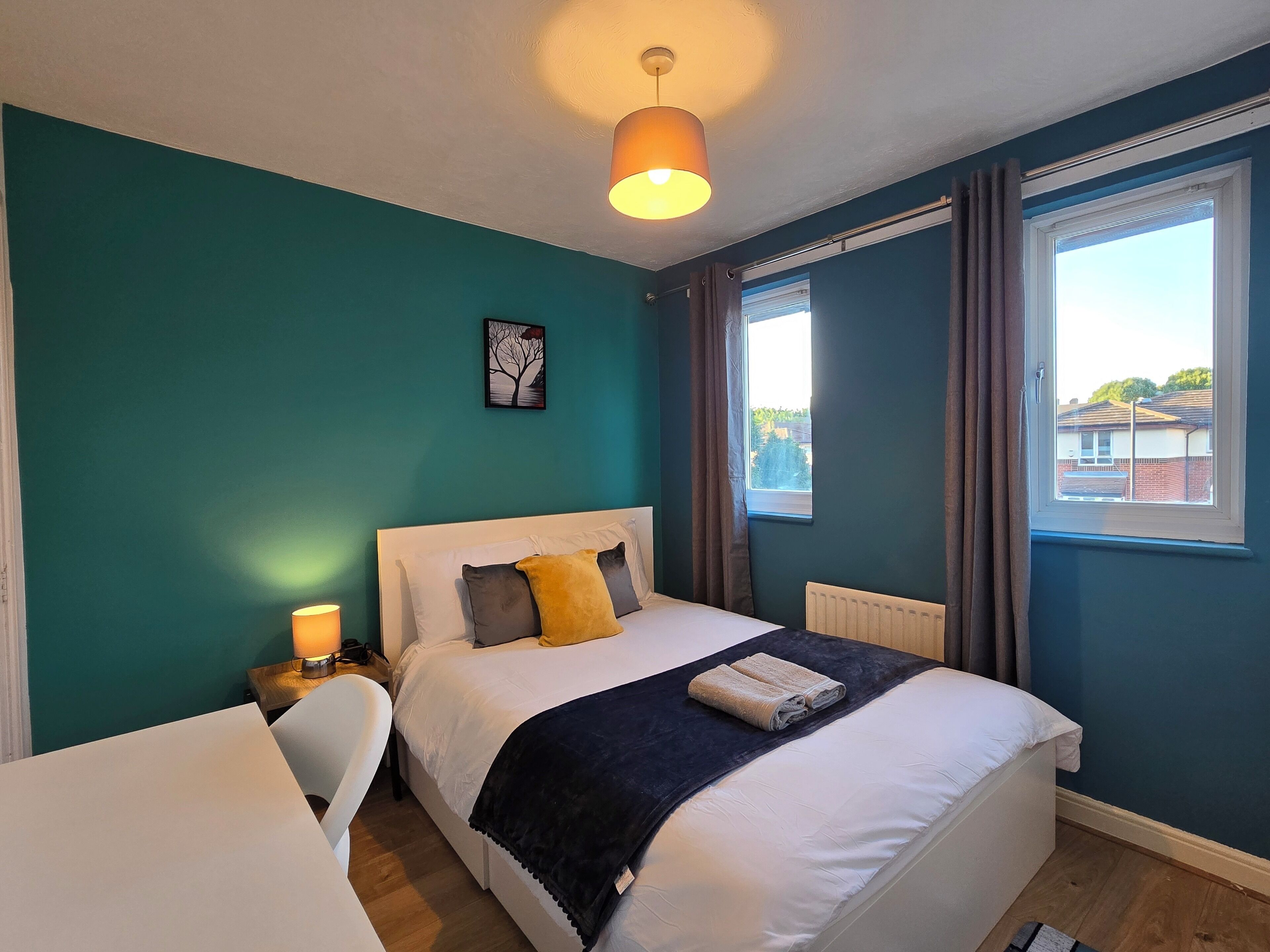 4 bedrooms, iron/ironing board, WiFi, bed sheets