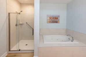 Douche, baignoire à jets, serviettes fournies