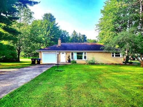 Charming 2-bedroom house in serene Conneaut Lake with AC, WiFi, large backyard