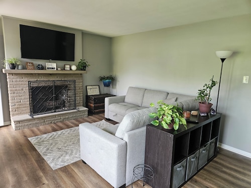 Charming 2-bedroom house in serene Conneaut Lake with AC, WiFi, large backyard