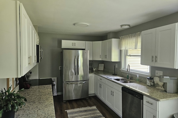 Microondas, horno, placa de cocina y lavavajillas