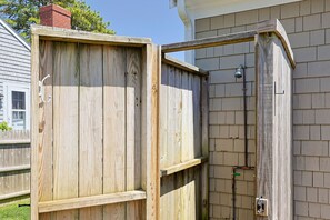 House | 1 bedroom - Beachside Retreat Cozy 1-bedroom w Private Yard (Dennis Port)