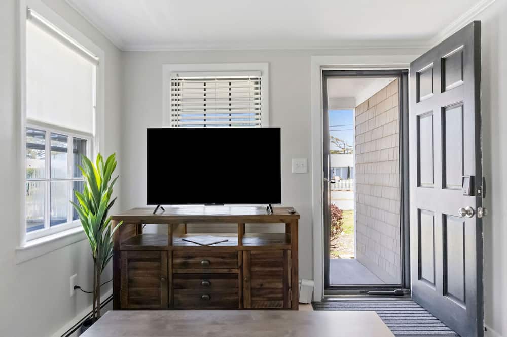 Beachside Retreat Cozy 1-bedroom w Private Yard - Glendon Road Beach, MA