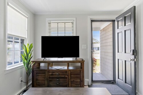 Beachside Retreat Cozy 1-bedroom w Private Yard