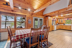 House - Private Lakefront - Luxury Log House (Sanbornton)