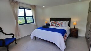 Phòng đôi Deluxe, ban công, quang cảnh núi | Bàn, khu vực làm việc phù hợp cho laptop, màn/rèm cản sáng 