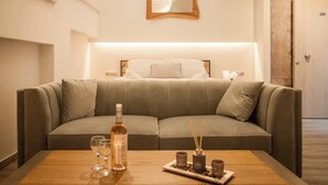 Un salon moderne avec un canapé, une table basse et une bouteille de vin.