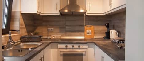 Comfort Apartment | Private kitchen | Electric kettle, toaster