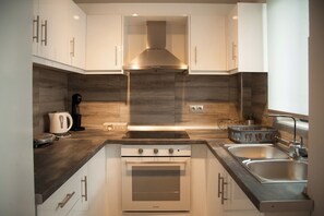 Departamento Confort | Cocina privada | Tetera eléctrica y tostadora 