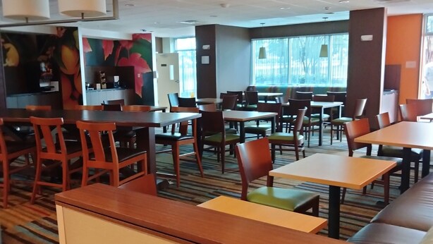 Free daily buffet breakfast  - Fairfield by Marriott (Waxahachie)