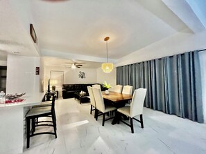 Dining - 3-bedroom house in superb Port Charlotte with AC, WiFi (Port Charlotte)