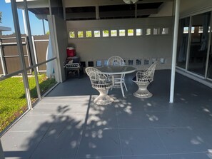 Outdoor dining - 3-bedroom house in superb Port Charlotte with AC, WiFi (Port Charlotte)