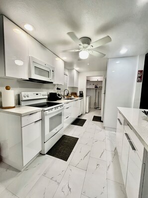 Frigorífico, microondas, horno y placa de cocina