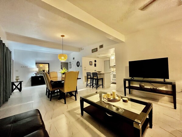 Una Smart TV, una chimenea