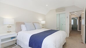 4 slaapkamers, een strijkplank/strijkijzer, wifi