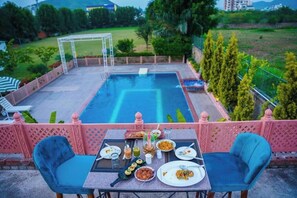 Outdoor dining - Abha Farms and Resort (Apartment Connaught place)