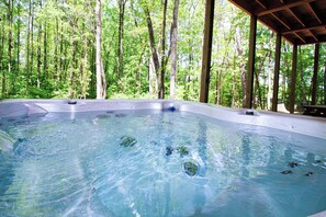 Outdoor spa tub - Top Rated Spacious Newer Cabin Great Location Hot Tub Games EV (Blue Ridge)