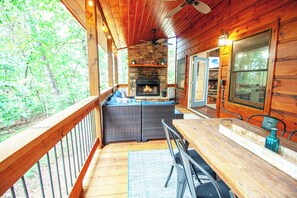 Outdoor dining - Top Rated Spacious Newer Cabin Great Location Hot Tub Games EV (Blue Ridge)