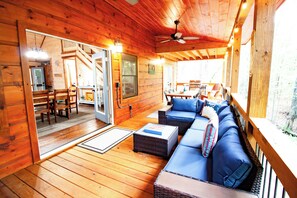 智能电视、壁炉、电子游戏、书