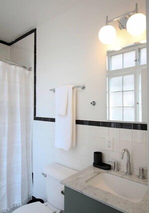 Romantisches Apartment, Küche, Stadtblick | Badezimmer