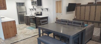 City Center Flat! Downtown Hurricane on State Street! Charming 2 bed w/ kitchen!