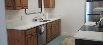 City Center Flat! Downtown Hurricane on State Street! Charming 2 bed w/ kitchen!