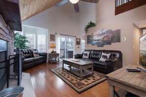 TV connectée, cheminée, lecteur de DVD, baby-foot