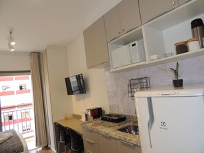 Frigorifero, microonde, piano cottura, macchina per tè/caffè