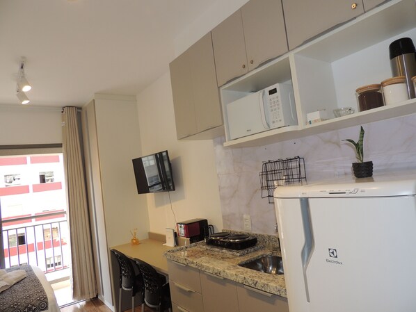 Geladeira, micro-ondas, cooktop, cafeteira/chaleira