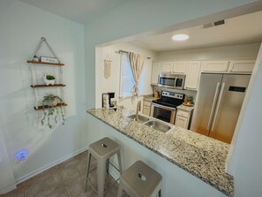 Fridge, microwave, oven, stovetop - Boho Hideaway Townhome, 2br/2.5ba Near UofM/Highland Strip (Memphis)