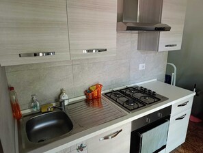 Kühlschrank, Ofen, Herdplatte, Wasserkocher mit Kaffee-/Teezubehör