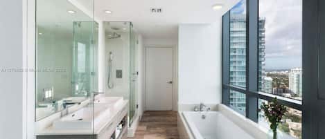 Dusche, Haartrockner, Handtücher, Seife