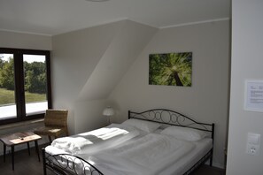 Standaard kamer, niet-roken, uitzicht op tuin | Woonruimte | Een 55-inch flatscreentelevisie met digitale zenders