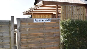 A wooden gate with a sign reading "Fahrraustall". - Pension zur Schleuse (Witzeeze)