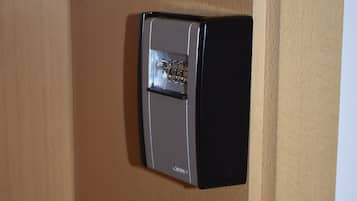 Una puerta con un moderno sistema de cierre electrónico.