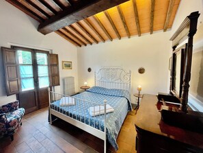 6 habitaciones, tabla de planchar con plancha, wifi y ropa de cama