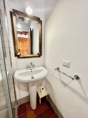 Douche, sèche-cheveux, serviettes fournies, savon