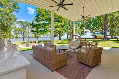 Chic Lakefront Home | Majestic Views | Cowboy Pool | Outdoor Cinema | Water Toys