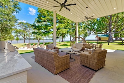 Chic Lakefront Home | Majestic Views | Cowboy Pool | Outdoor Cinema | Water Toys
