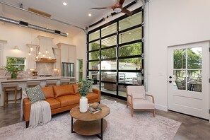 Smart TV, books - Chic Lakefront Home | Majestic Views | Cowboy Pool | Outdoor Cinema | Water Toys (Broaddus)