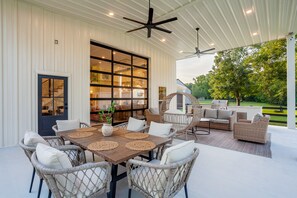 Outdoor dining - Chic Lakefront Home | Majestic Views | Cowboy Pool | Outdoor Cinema | Water Toys (Broaddus)