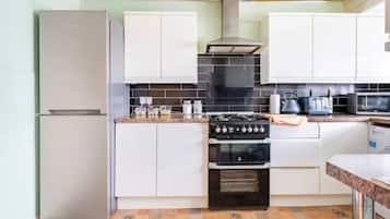 Großer Kühlschrank, Mikrowelle, Ofen, Kochgeschirr/Geschirr/Besteck