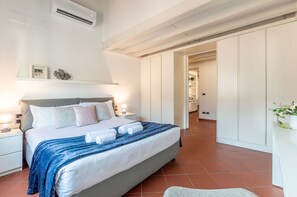 3 dormitorios, tabla de planchar con plancha, cuna de viaje