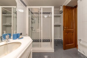 Ducha, secador de pelo y bidé