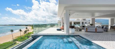 Een buitenzwembad en een verwarmd zwembad